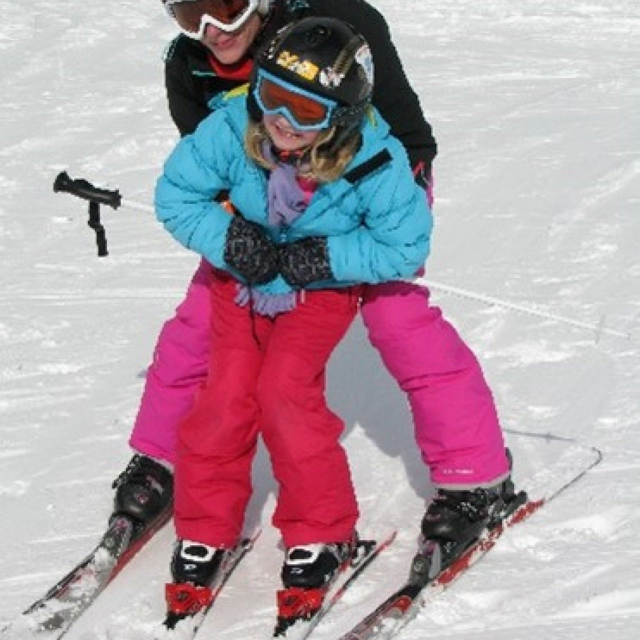 Kind des Kinderheims lernt im Skilager Skifahren