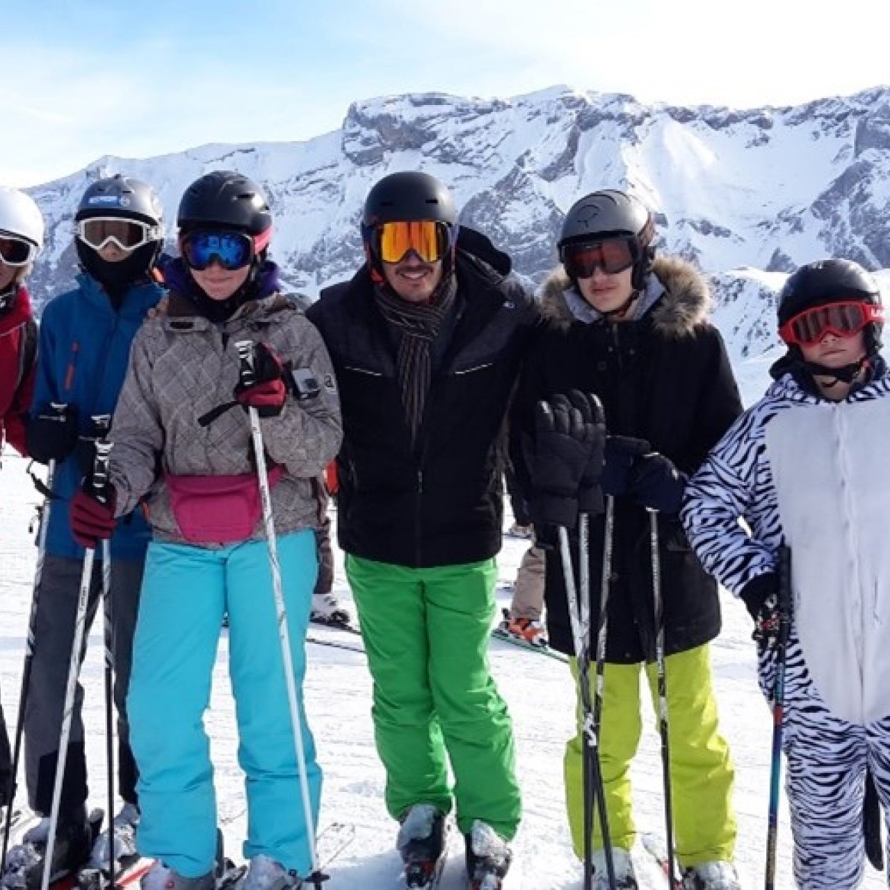 Gruppe von Schülern im Skilager